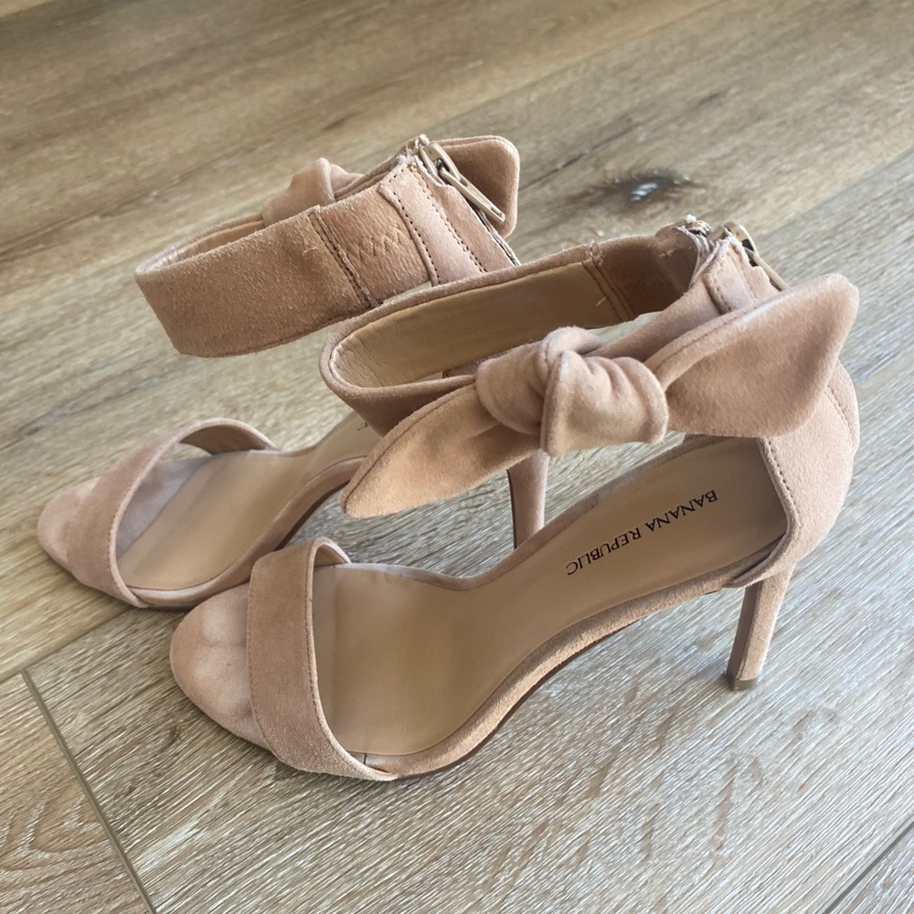 Banana Republic beige suede heeled sandals size 6